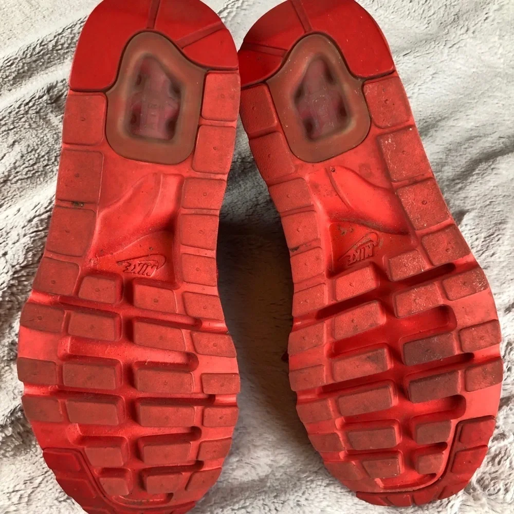 Nike Air Max Men’s: 6.5 Woman’s: 8